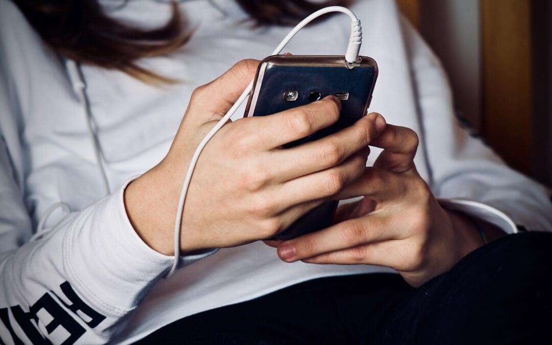 Tarrant County Public Health Director Advises Schools to Remove Smartphones from Classrooms
